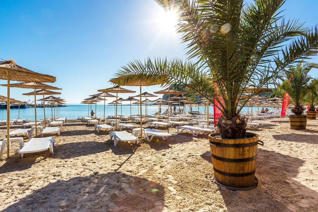 Hotel Laguna Terrace Kavarna Bagian luar foto